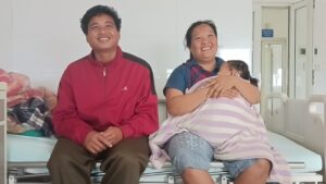 手術の成功を喜ぶナムサイちゃんのお父さんとお母さん