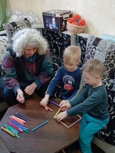 カウンセリングを受ける兄弟